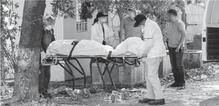  ?? FOTO: CRISTINA FELIX ?? > Al término del peritaje, el cadáver fue llevado al Servicio Médico Forense.