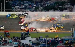  ??  ?? El mexicano estuvo en la colisión en el Daytona Internatio­nal Speedway.