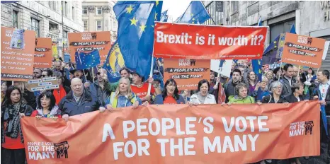  ?? FOTO: DPA ?? Während des Labour-Parteitage­s in Liverpool demonstrie­ren Brexit-Gegner für ein zweites Referendum über den Austritt aus der EU.