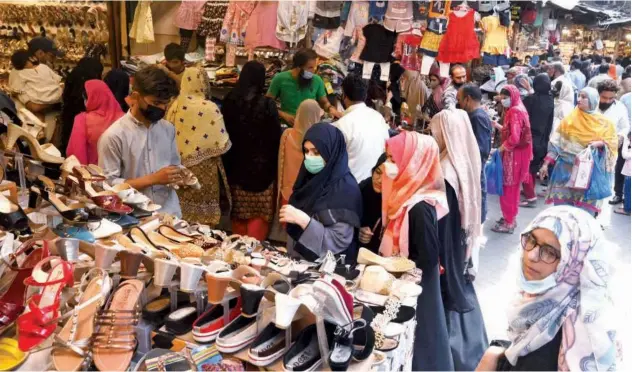  ?? Agence France-presse ?? ↑
People throng a market area during shopping ahead of the upcoming Eid Al Fitr in Lahore on Tuesday.