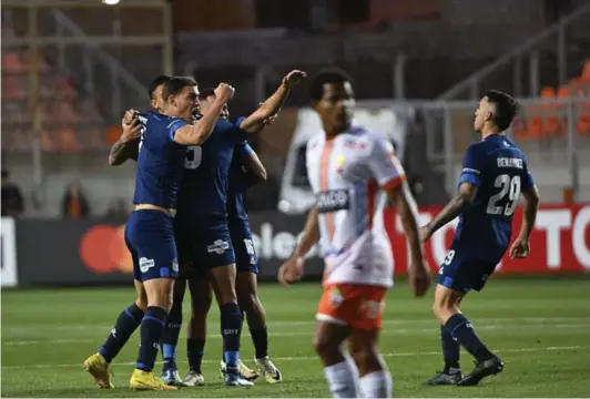  ?? ?? ► El defensa Kevin Mantilla abrió la cuenta para Talleres de Córdoba en el Estadio Zorros del Desierto.