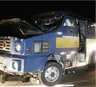  ?? Mario Angelo/Sigmapress ?? Um dos carros-fortes alvos de quadrilha de ladrões na rodovia dos Tamoios; após intensa troca de tiros com policiais e vigilantes, bandidos fugiram sem levar nada