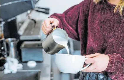  ?? ISTOCK ?? Paso atrás.
Por la crisis, mucha gente debió resignar el consumo de leches pasteuriza­das.