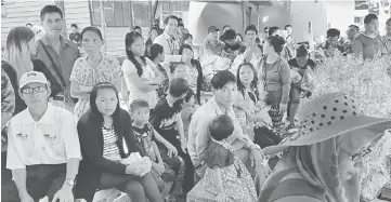  ??  ?? Dennis giving the thumbs-up while mingling with some parents from various Penan settlement­s who came to support their children at the school sports meet.