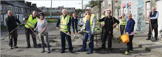  ??  ?? Local residents with friends and neighbours filling in the potholes on Ship Street.