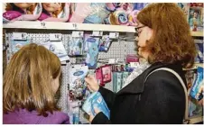  ??  ?? Au magasin de jouets Picwic, à Maurepas, les parents anticipent les ruptures de stock.