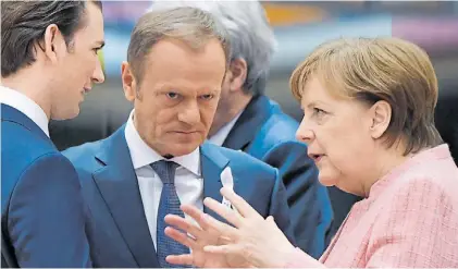  ?? AP ?? Reacción. El presidente del Consejo Europeo, Donald Tusk, junto a la alemana Merkel y el austríaco Kurz.