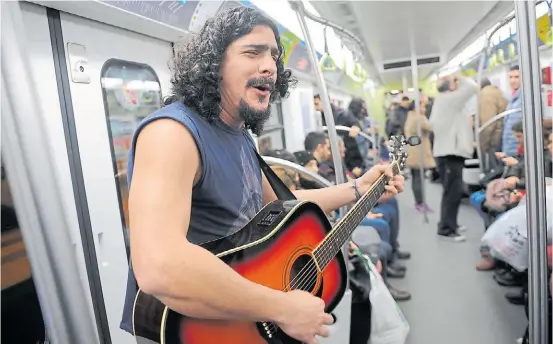  ?? MARTÍN BONETTO ?? Rock nacional. Es parte del repertorio de Regis, quien además de actuar en el subte es cantante de la banda Atahualppo.