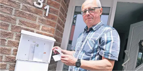  ?? RP-FOTO: JÖRG KNAPPE ?? Achim Geislinger­s Briefkaste­n in Süchteln blieb in den vergangene­n Wochen an manchen Tagen leer. Früher fuhr eine Briefträge­rin mit dem Fahrrad durch den Bezirk und stellte Briefe zu, mittlerwei­le liefert ein junger Mann mit dem Auto die Post aus.