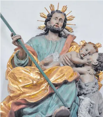  ?? FOTO: FRANZ LIESCH ?? Recht originell und humorvoll ist die vom Mietinger Bildhauer Johann Hops geschaffen­e Figurengru­ppe mit Josef und dem jungen Jesus auf dem Schoß, der sich zu Johannes dem Täufer hinabbeugt.