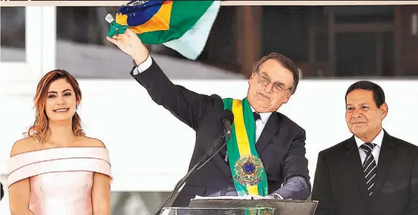  ??  ?? Juramentac­ión. Jair Bolsonaro, capitán de la reserva del ejército, tomó posesión de su cargo ayer en una ceremonia celebrada en el parlamento en Brasilia. Su discurso solamente duró 10 minutos.