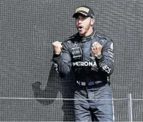  ?? EFE / ANDY RAIN ?? Lewis Hamilton, tras una victoria con la escudería Mercedes en el circuito de Silverston­e.