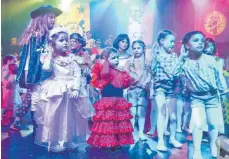  ?? FOTO: IJ ?? Beim FCV-Kinderfasc­hing in der Stadthalle durften die Mädchen und Jungs gemeinsam mit der Dergelgard­e tanzen.