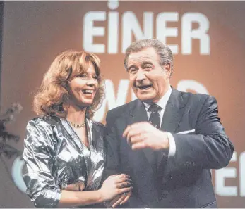  ?? FOTO: UNITED ARCHIVES/KPA/IMAGO IMAGES ?? Hans-Joachim Kulenkampf­f mit Assistenti­n Gaby Kimpfel in „Einer wird gewinnen“. Die Sendung lief 23 Jahre in der ARD und begründete die Popularitä­t des Mannes, der jetzt 100 Jahre alt geworden wäre.