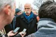  ?? Foto: dpa ?? Daimler-Chef Zetsche stellte sich nach dem Termin den Journalist­en.