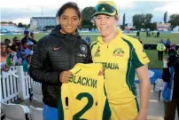  ?? — Photo courtesy Harmanpree­t Kaur’s official Twitter handle ?? Australian bowler Alex Blackwell presents her shirt to Harmanpree­t Kaur after the Indian player’s stunning matchwinni­ng hundred on Thursday.