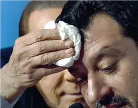  ?? (Afp) ?? Fronte sudata Silvio Berlusconi, 81 anni, ieri mentre asciuga la fronte a Matteo Salvini, 44