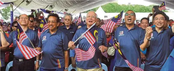  ?? BERNAMA PIC ?? Prime Minister Datuk Seri Najib Razak, Sabah Chief Minister Datuk Seri Musa Aman (second from left) and Communicat­ions and Multimedia Minister Datuk Seri Salleh Said Keruak (second from right) waving the Jalur Gemilang at the Ekspresi Negaraku...