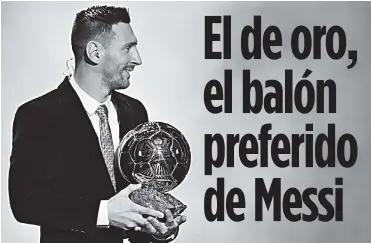  ??  ?? El argentino Lionel Messi, delantero del FC Barcelona, posa con el Balón de Oro que recibió ayer en París.