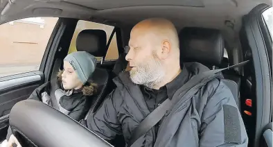  ?? BILD: Standbild aus dem Video ?? Der zehnjährig­e Wladislav Litau leidet an einer schweren Form von Autismus. Sein Vater Viktor Litau kann ihn nur beruhigen, wenn er mit ihm im Auto fährt.