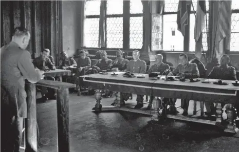  ?? FOTO: ECPAD IVRY/ PARIS ?? Am 20. Juni 1945 beginnt die erste Verhandlun­g des französisc­hen Militärtri­bunals im Alten Rathaus.