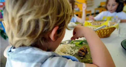  ?? TI-PRESS ?? Sul modello di Riviera e Lugano. A Lumino la cucina dell’asilo serve i bambini di scuola dell’infanzia ed Elementari