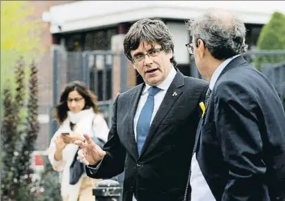  ?? ARIS OIKONOMOU / AFP ?? Carles Puigdemont y Quim Torra ayer en Bruselas