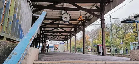  ?? RP-FOTOS (3): JOACHIM PREUSS ?? Die Bahnsteige am Bahnhof Hösel sind herunterge­kommen: Überall blättert die Farbe ab.