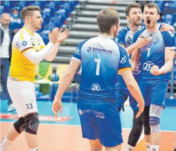  ?? FOTO: GÜNTER KRAM ?? Libero Markus Steuerwald (links) applaudier­t: Im ersten Play-off-Halbfinale gegen Lüneburg überzeugte der willenssta­rke Rumäne Rares Balean (rechts, Nummer 7) auf ganzer Linie.