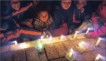  ?? PICTURES: NORMAN CLOETE ?? Residents held a vigil for slain teenager Octavia Johannesse­n in Hanover Park on Thursday.