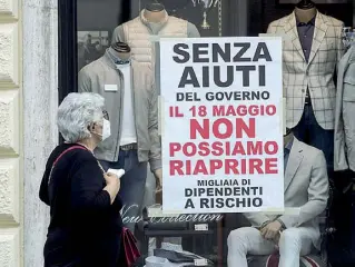  ??  ?? Sos
La protesta dei commercian­ti: il cartello affisso sulla vetrina di una strada nel centro storico