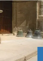  ??  ?? ESTATUA DEL CABALLERO DE PARÍS Existe la creencia popular de que tocar su dedo índice da buena suerte