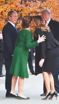  ??  ?? 川普總統夫婦前往白宮­對面的布萊爾賓館探視­前總統小布希夫婦，圖為蘿拉布希(左二)與梅蘭妮亞(右二)吻頰問候。(Getty Images)