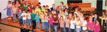  ?? Foto: Ursula Katharina Balken ?? Alle Klassen der Grundschul­e Illerberg und einige Kinder benachbart­er Einrichtun­gen haben beim Musical „Hurra, die Schule brennt“mitgemacht.
