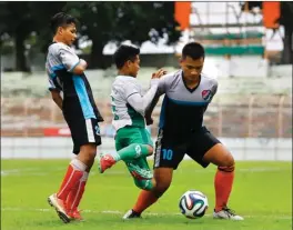  ?? CHANDRA SATWIKA/JAWA POS ?? KAWAL KETAT: Pemain Pelabuhan III Tri Sapta (tengah) gagal melewati penjagaan pemain HBS, Nico Dwi (kanan) dan Gusti, di Stadion Gelora 10 Nopember, Surabaya, kemarin.