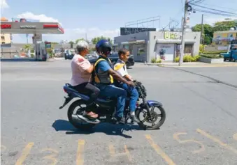  ?? DANIA ACEVEDO ?? Los motoconchi­stas se protegen con casco pero no a sus pasajeros.