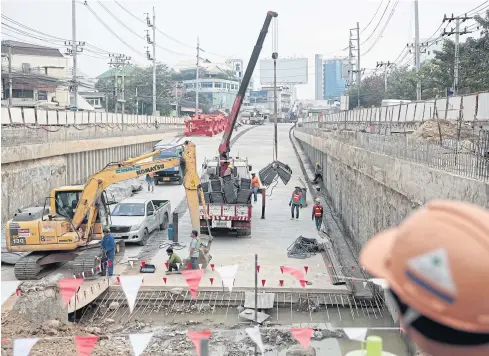  ?? PATIPAT JANTHONG ?? Constructi­on is under way of an underpass at Ratchayoth­in intersecti­on on Ratchadaph­isek Road in the capital. The project is said to be more than 50% complete and is expected to be ready in December.