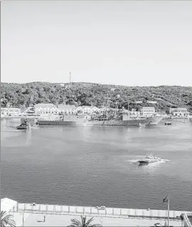  ?? Foto: M.BARRO ?? La fragata «Navarra», en el puerto de Maó el 14 de abril.