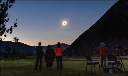  ?? STAN HONDA/AFP ?? People watch the total solar eclipse from El Molle, Chile, on Tuesday.