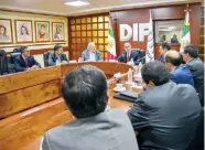  ??  ?? Representa­ntes del DIF nacional y la Fundación Scholas México durante la firma del acuerdo de colaboraci­ón.