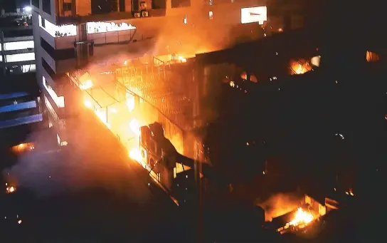  ??  ?? Incêndio começou em um restaurant­e localizado no topo de um edifício em Bombaim, a cidade mais populosa do país, e matou 14 pessoas