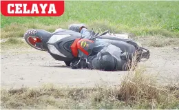  ??  ?? Hombre acribillad­o arriba de su motociclet­a.