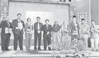  ??  ?? TAHNIAH: Zahirul (lima kiri) bersama pemenang-pemenang Pertanding­an Pidato Guru Sekolah-Sekolah Rendah dan Menengah Peringkat Miri di SMK Baru semalam.