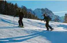  ??  ?? Skitoureng­eher am Sorgschrof­en im Allgäu.
Archiv‰Foto: Ralf Lienert