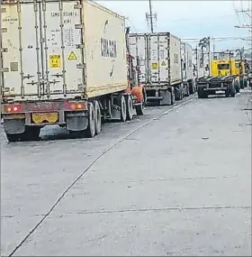  ?? CORTESÍA ?? Tráfico. La larga fila para ingresar al puerto de TPG, en la Trinitaria.