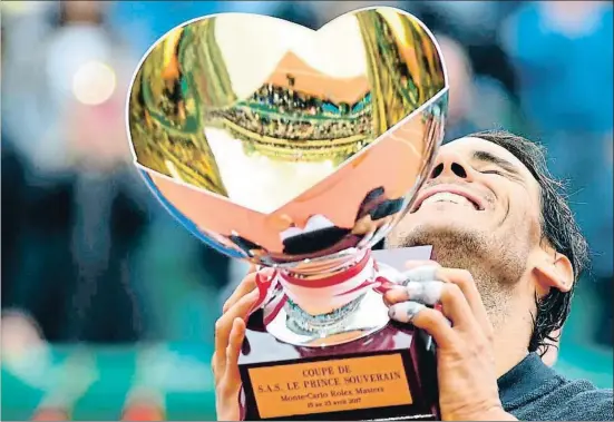  ?? YANN COATSALIOU / AFP ?? Rafael Nadal va guanyar el seu desè trofeu a Montecarlo ahir