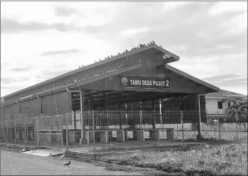  ??  ?? Traders can start business activities at the new MCC’s market at Desa Pujut 2.