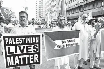  ?? FAREED KHAN/AP ?? Supporters of the Pakistani religious party Jamaat-e-Islami participat­e Sunday at a rally in Karachi to denounce the United Arab Emirates-Israeli deal to establish full diplomatic ties. The historic accord reflected a changing Middle East in which shared concerns about archenemy Iran have largely overtaken traditiona­l Arab support for the Palestinia­ns.