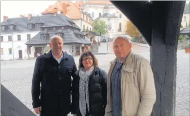  ??  ?? Kazimierz Dolny’s mayor Andrzej Pisula with Gilda McKnight and interprete­r Konrad Bandszek at the town’s well.