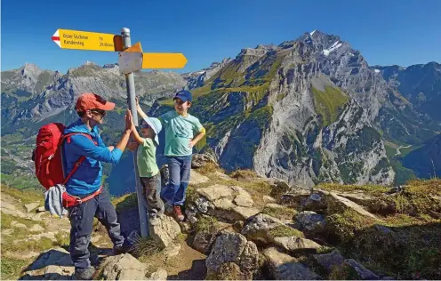  ?? FOTO: STEFAN GRUENIG / DPA ?? Endlich geschafft bis ganz oben: Rémy Kappeler und seine Kinder bei einer Wanderung in den Alpen in der Schweiz. Mit einem lustigen Spiel oder einer spannenden Geschichte kann Wandern gehen richtig aufregend werden.